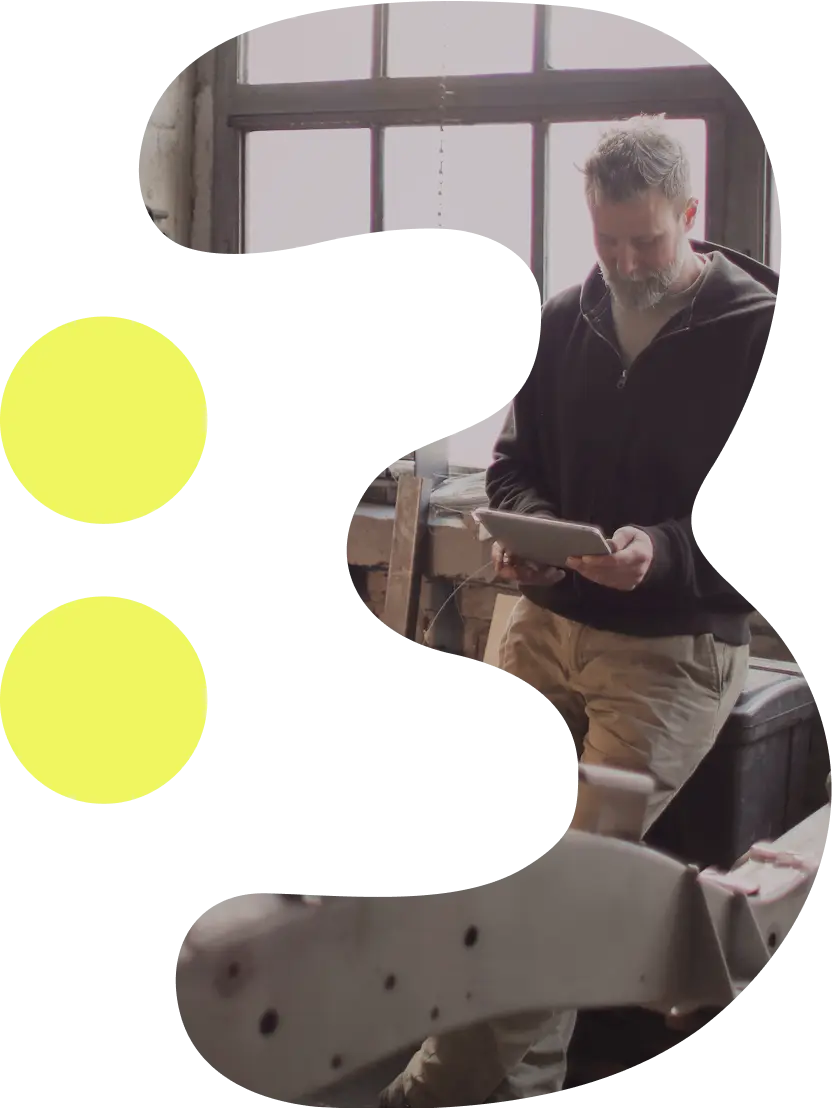 Handwerker mit b:work-App auf dem Tablet im Einsatz